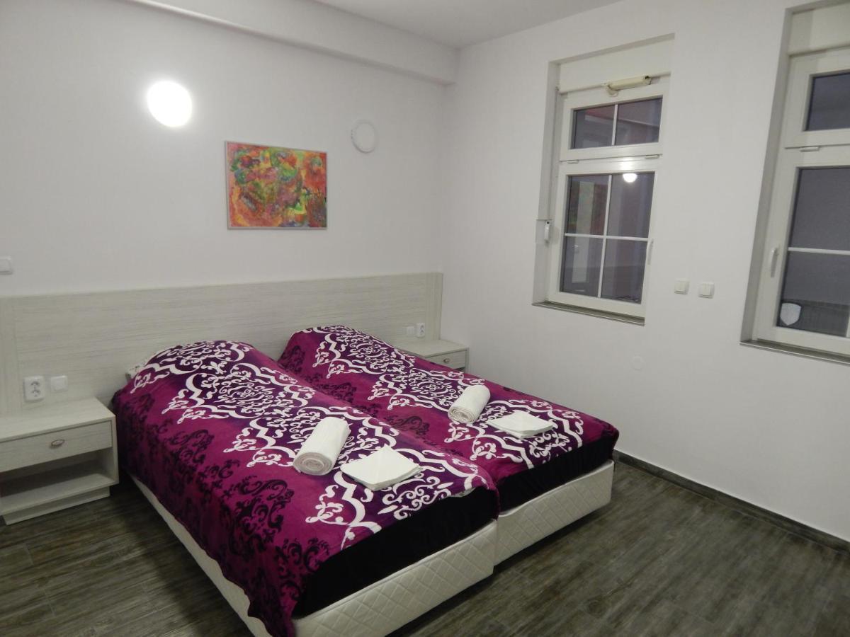 Red House Hotel Kyustendil Ngoại thất bức ảnh